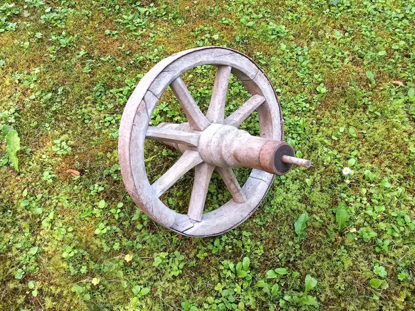 草の車輪の田舎の農場の庭の木製車輪のヴィンテージ ストック画像