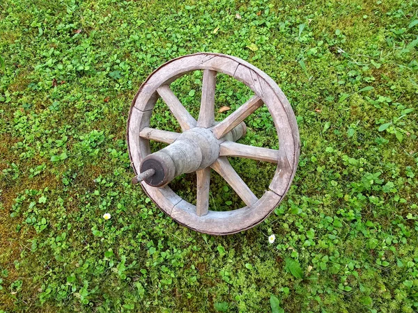 草の車輪の田舎の農場の庭の木製車輪のヴィンテージ ストックフォト