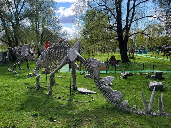 Dinozor avcısı sürüngen vahşi jurassic parkı saldırıya hazır.