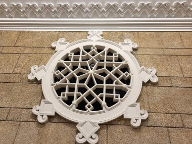 Havalandırma sistemi deliği ulusal tarzda dekore edilmiş. İçerideki gizli kamera monitörde.