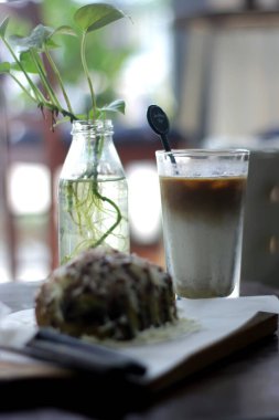 Masadaki kekli buzlu kahve.