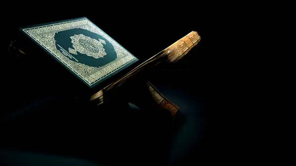 Kutsal Kur 'an' ın nesnesinin karanlık bir arkaplanı olan katlanmış bir masanın üzerine yerleştirilmiş 3 boyutlu görüntüsünden kaynaklanıyor..