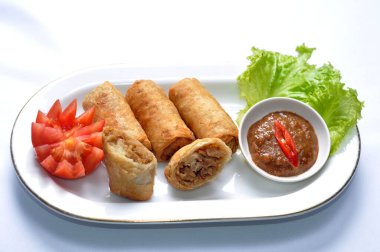 Sebzelerle dolu börekler, tipik Endonezya atıştırmalık menüsü, dekoratif ve sanatsal değeri olan resimler, yemek fotoğrafçılığı.