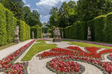Avlunun dekorasyonu ve tasarımı. Bahçedeki çiçek tarlası yeşil bir çitle çevrili.