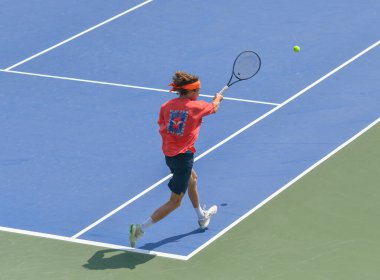 Rus Andrey Rublev 'in o günün ilerleyen saatlerinde antrenman yaptığı fotoğraf. Dubai Vergisiz Tenis Şampiyonası 2024