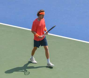 Rus Andrey Rublev 'in o günün ilerleyen saatlerinde antrenman yaptığı fotoğraf. Dubai Vergisiz Tenis Şampiyonası 2024