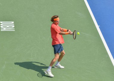 Rus Andrey Rublev 'in o günün ilerleyen saatlerinde antrenman yaptığı fotoğraf. Dubai Vergisiz Tenis Şampiyonası 2024