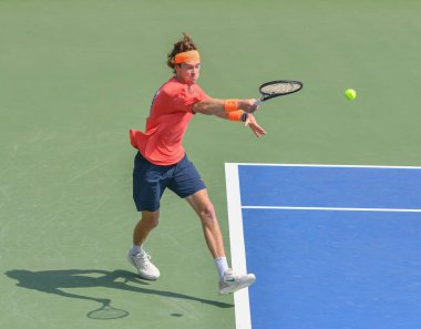 Rus Andrey Rublev 'in o günün ilerleyen saatlerinde antrenman yaptığı fotoğraf. Dubai Vergisiz Tenis Şampiyonası 2024