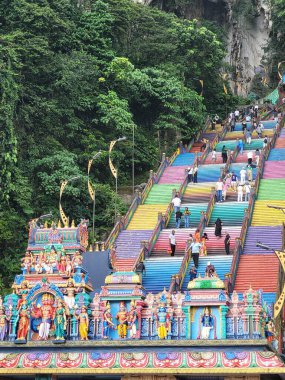 Malezya 'nın Kaula Lumpur kentindeki Batau mağaraları, özellikle Hindular arasında popüler bir turistik ilgi odağı.