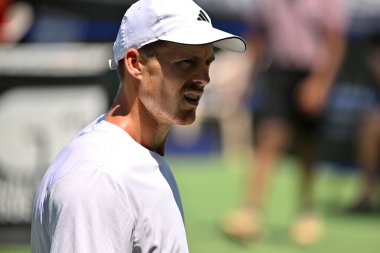 Bengaluru, Hindistan. 26 Şubat, 2025. İngiliz tenisçi Billy Harris ikinci fırsattan yararlandı ve Çarşamba günü Hindistan 'ın Bengaluru kentinde oynanan ATP müsabakasında Çek Marek Gengel' i 6-4, 6-3 'lük galibiyetle çeyrek finale taşıdı..