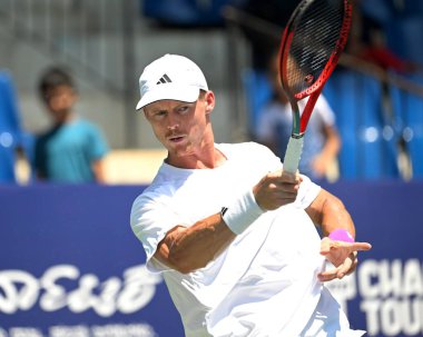 Bengaluru, Hindistan. 26 Şubat, 2025. İngiliz tenisçi Billy Harris ikinci fırsattan yararlandı ve Çarşamba günü Hindistan 'ın Bengaluru kentinde oynanan ATP müsabakasında Çek Marek Gengel' i 6-4, 6-3 'lük galibiyetle çeyrek finale taşıdı..