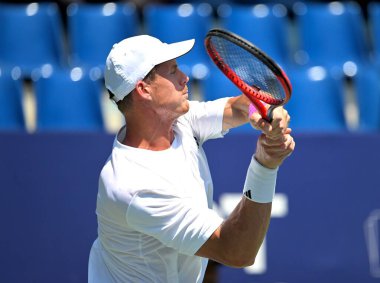 Bengaluru, Hindistan. 26 Şubat, 2025. İngiliz tenisçi Billy Harris ikinci fırsattan yararlandı ve Çarşamba günü Hindistan 'ın Bengaluru kentinde oynanan ATP müsabakasında Çek Marek Gengel' i 6-4, 6-3 'lük galibiyetle çeyrek finale taşıdı..