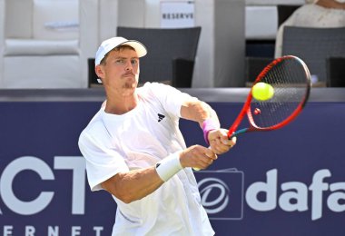 Bengaluru, Hindistan. 26 Şubat, 2025. İngiliz tenisçi Billy Harris ikinci fırsattan yararlandı ve Çarşamba günü Hindistan 'ın Bengaluru kentinde oynanan ATP müsabakasında Çek Marek Gengel' i 6-4, 6-3 'lük galibiyetle çeyrek finale taşıdı..