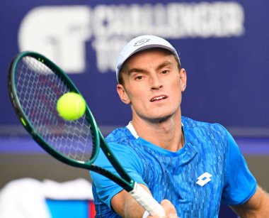 Bengaluru, Hindistan. 28 Şubat, 2025. Büyük Britanya 'dan Billy Harris, Cuma günü Hindistan' ın Bengaluru kentinde oynanan ATP müsabakasında 6-2, 1-6 ve 7-5 'lik galibiyetle ikinci tohum Tristan Schoolkate karşısında üç set dramatik zaferiyle yarı finale yükseldi..