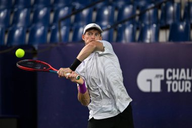 Bengaluru, Hindistan. 28 Şubat, 2025. Büyük Britanya 'dan Billy Harris, Cuma günü Hindistan' ın Bengaluru kentinde oynanan ATP müsabakasında 6-2, 1-6 ve 7-5 'lik galibiyetle ikinci tohum Tristan Schoolkate karşısında üç set dramatik zaferiyle yarı finale yükseldi..