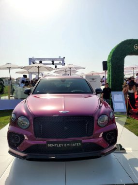 Bentley Continental GT lüks tur arabası Bentley Motors tarafından üretilen Dubai Gold Cup polo 2024 yılında Al Habtoor Polo Resort ve Club 'da sergilenmektedir.