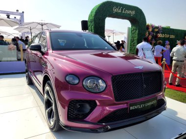 Bentley Continental GT lüks tur arabası Bentley Motors tarafından üretilen Dubai Gold Cup polo 2024 yılında Al Habtoor Polo Resort ve Club 'da sergilenmektedir.