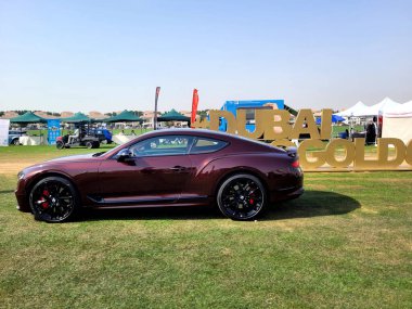 Bentley Continental GT lüks tur arabası Bentley Motors tarafından üretilen Dubai Gold Cup polo 2024 yılında Al Habtoor Polo Resort ve Club 'da sergilenmektedir.