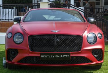 Bentley Continental GT lüks tur arabası Bentley Motors tarafından üretilen Dubai Gold Cup polo 2024 yılında Al Habtoor Polo Resort ve Club 'da sergilenmektedir.