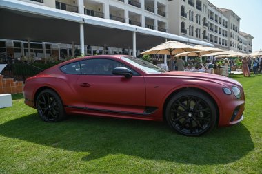 Bentley Continental GT lüks tur arabası Bentley Motors tarafından üretilen Dubai Gold Cup polo 2024 yılında Al Habtoor Polo Resort ve Club 'da sergilenmektedir.