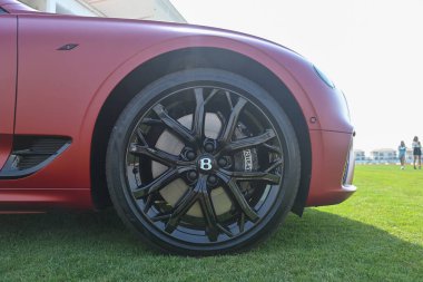 Bentley Continental GT lüks tur arabası Bentley Motors tarafından üretilen Dubai Gold Cup polo 2024 yılında Al Habtoor Polo Resort ve Club 'da sergilenmektedir.