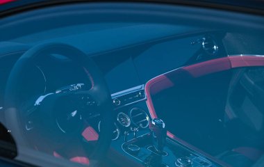 Bentley Continental GT lüks tur arabası Bentley Motors tarafından üretilen Dubai Gold Cup polo 2024 yılında Al Habtoor Polo Resort ve Club 'da sergilenmektedir.