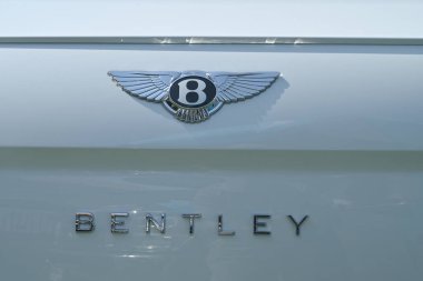 Bentley Continental GT lüks tur arabası Bentley Motors tarafından üretilen Dubai Gold Cup polo 2024 yılında Al Habtoor Polo Resort ve Club 'da sergilenmektedir.
