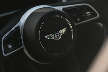 Bentley Continental GT lüks tur arabası Bentley Motors tarafından üretilen Dubai Gold Cup polo 2024 yılında Al Habtoor Polo Resort ve Club 'da sergilenmektedir.
