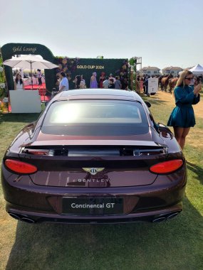Bentley Continental GT lüks tur arabası Bentley Motors tarafından üretilen Dubai Gold Cup polo 2024 yılında Al Habtoor Polo Resort ve Club 'da sergilenmektedir.