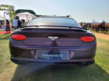 Bentley Continental GT lüks tur arabası Bentley Motors tarafından üretilen Dubai Gold Cup polo 2024 yılında Al Habtoor Polo Resort ve Club 'da sergilenmektedir.