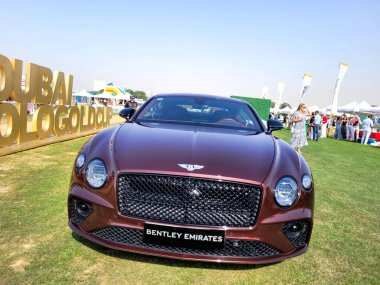 Bentley Continental GT lüks tur arabası Bentley Motors tarafından üretilen Dubai Gold Cup polo 2024 yılında Al Habtoor Polo Resort ve Club 'da sergilenmektedir.