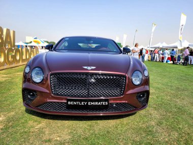 Bentley Continental GT lüks tur arabası Bentley Motors tarafından üretilen Dubai Gold Cup polo 2024 yılında Al Habtoor Polo Resort ve Club 'da sergilenmektedir.