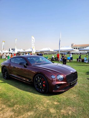 Bentley Continental GT lüks tur arabası Bentley Motors tarafından üretilen Dubai Gold Cup polo 2024 yılında Al Habtoor Polo Resort ve Club 'da sergilenmektedir.