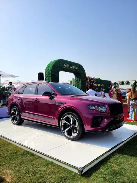 Bentley Continental GT lüks tur arabası Bentley Motors tarafından üretilen Dubai Gold Cup polo 2024 yılında Al Habtoor Polo Resort ve Club 'da sergilenmektedir.