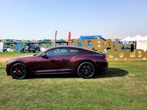 Bentley Continental GT lüks tur arabası Bentley Motors tarafından üretilen Dubai Gold Cup polo 2024 yılında Al Habtoor Polo Resort ve Club 'da sergilenmektedir.