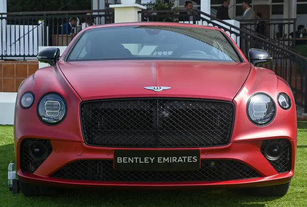Bentley Continental GT lüks tur arabası Bentley Motors tarafından üretilen Dubai Gold Cup polo 2024 yılında Al Habtoor Polo Resort ve Club 'da sergilenmektedir.