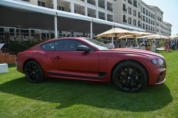 Bentley Continental GT lüks tur arabası Bentley Motors tarafından üretilen Dubai Gold Cup polo 2024 yılında Al Habtoor Polo Resort ve Club 'da sergilenmektedir.