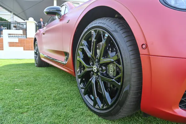 Bentley Continental GT lüks tur arabası Bentley Motors tarafından üretilen Dubai Gold Cup polo 2024 yılında Al Habtoor Polo Resort ve Club 'da sergilenmektedir.