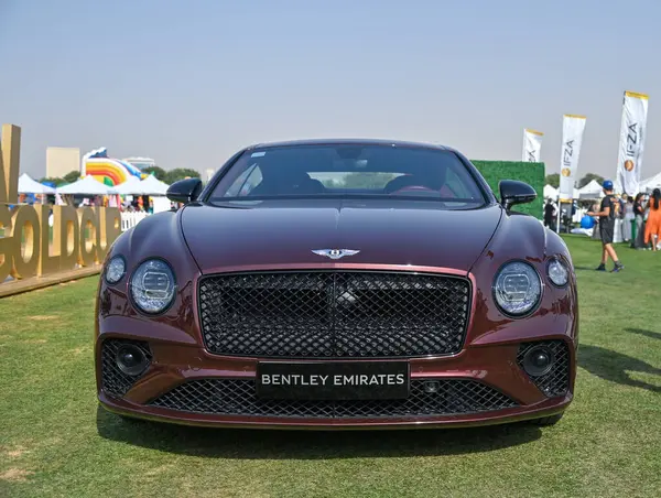 Bentley Continental GT lüks tur arabası Bentley Motors tarafından üretilen Dubai Gold Cup polo 2024 yılında Al Habtoor Polo Resort ve Club 'da sergilenmektedir.