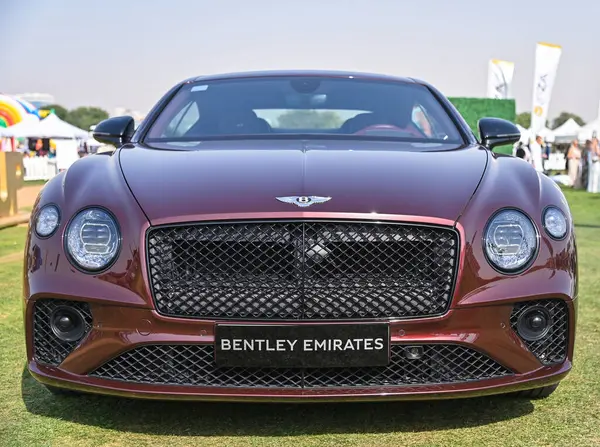 Bentley Continental GT lüks tur arabası Bentley Motors tarafından üretilen Dubai Gold Cup polo 2024 yılında Al Habtoor Polo Resort ve Club 'da sergilenmektedir.