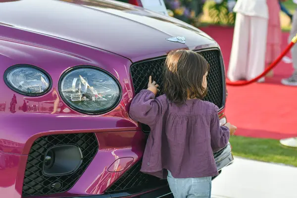 Bentley Continental GT lüks tur arabası Bentley Motors tarafından üretilen Dubai Gold Cup polo 2024 yılında Al Habtoor Polo Resort ve Club 'da sergilenmektedir.