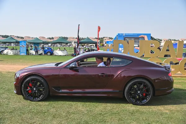 Bentley Continental GT lüks tur arabası Bentley Motors tarafından üretilen Dubai Gold Cup polo 2024 yılında Al Habtoor Polo Resort ve Club 'da sergilenmektedir.