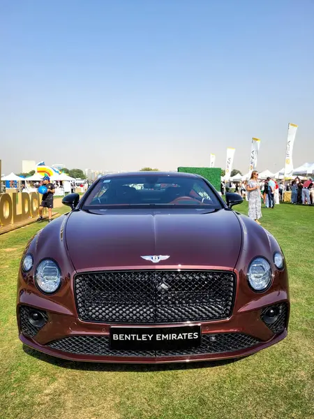 Bentley Continental GT lüks tur arabası Bentley Motors tarafından üretilen Dubai Gold Cup polo 2024 yılında Al Habtoor Polo Resort ve Club 'da sergilenmektedir.