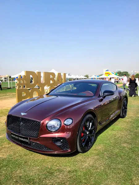 Bentley Continental GT lüks tur arabası Bentley Motors tarafından üretilen Dubai Gold Cup polo 2024 yılında Al Habtoor Polo Resort ve Club 'da sergilenmektedir.