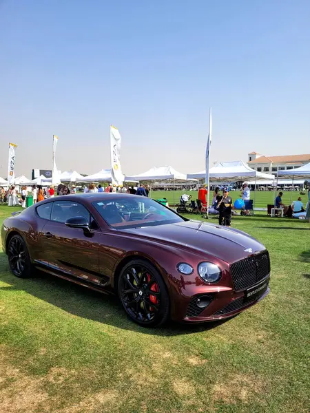 Bentley Continental GT lüks tur arabası Bentley Motors tarafından üretilen Dubai Gold Cup polo 2024 yılında Al Habtoor Polo Resort ve Club 'da sergilenmektedir.