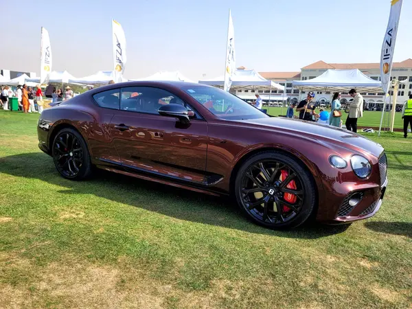 Bentley Continental GT lüks tur arabası Bentley Motors tarafından üretilen Dubai Gold Cup polo 2024 yılında Al Habtoor Polo Resort ve Club 'da sergilenmektedir.