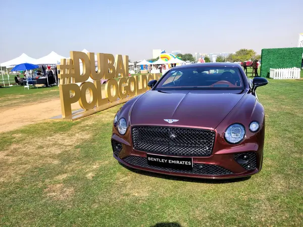 Bentley Continental GT lüks tur arabası Bentley Motors tarafından üretilen Dubai Gold Cup polo 2024 yılında Al Habtoor Polo Resort ve Club 'da sergilenmektedir.