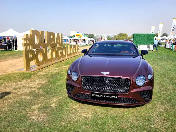 Bentley Continental GT lüks tur arabası Bentley Motors tarafından üretilen Dubai Gold Cup polo 2024 yılında Al Habtoor Polo Resort ve Club 'da sergilenmektedir.