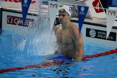 Singapur, 30 Temmuz 2025. Yüzme yıldızı Leon MARCHAND (FRA), Ryan LOCHTE (ABD) 'nin Dünya Sucul Şampiyonası Singapur 2' deki 1: 54.00sec rekorunu kırmak için yarı finalde erkekler 200m bireysel potpuri dünya rekorunu kırdı.