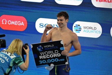 Singapur, 30 Temmuz 2025. Yüzme yıldızı Leon MARCHAND (FRA), Ryan LOCHTE (ABD) 'nin Dünya Sucul Şampiyonası Singapur 2' deki 1: 54.00sec rekorunu kırmak için yarı finalde erkekler 200m bireysel potpuri dünya rekorunu kırdı.